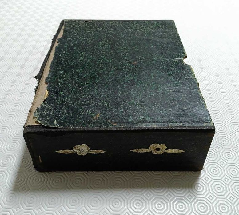 Conjunto capa e encardernação de livro religiosos antigos