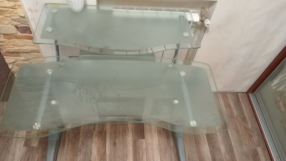 Скляний комп'ютерний стіл