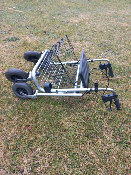 Sprzedam Chodzik rehabilitacyny balkonik

Koła