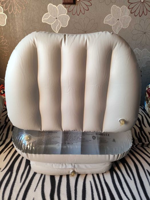 Fotel dmuchany INTEX 68538 Królik Bugs 2003 rok