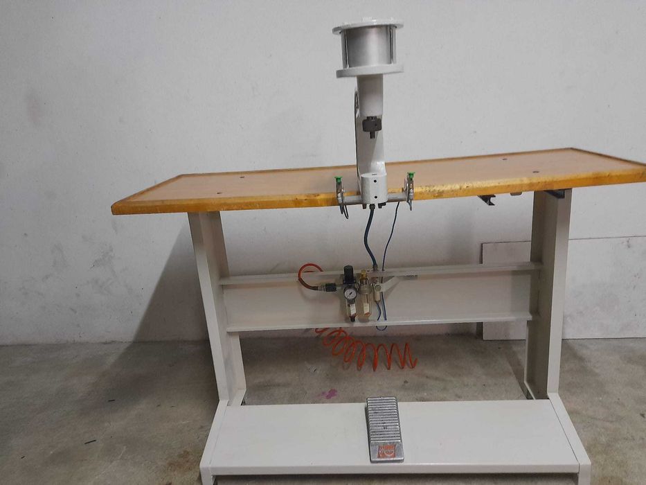 Máquina de pregar molas.