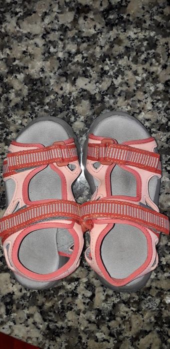 Sandálias laranja Quechua da Decathlon 24 25