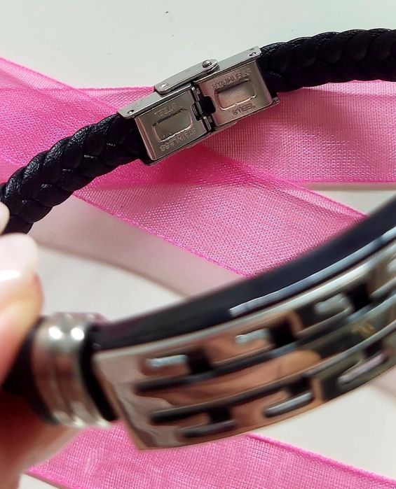 Pulseira em couro preto e aço prateado. Fácil aperto