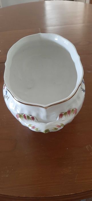 Terrina grande de decoração em louça com tampa.