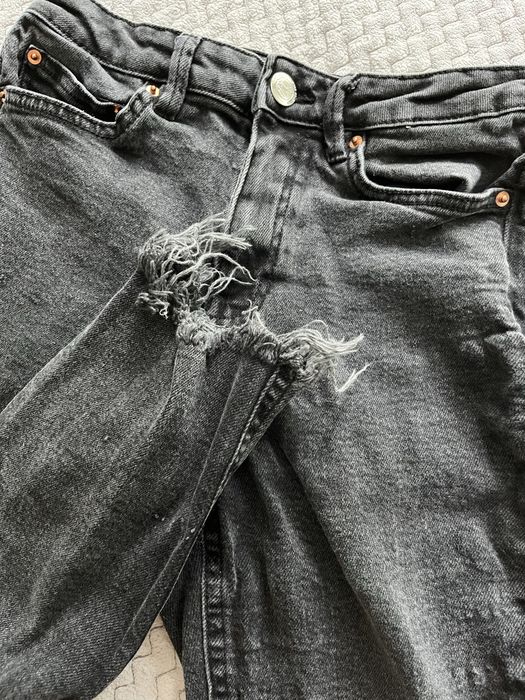 Czarne jeansy straight przetarcia denim Sinsay 36