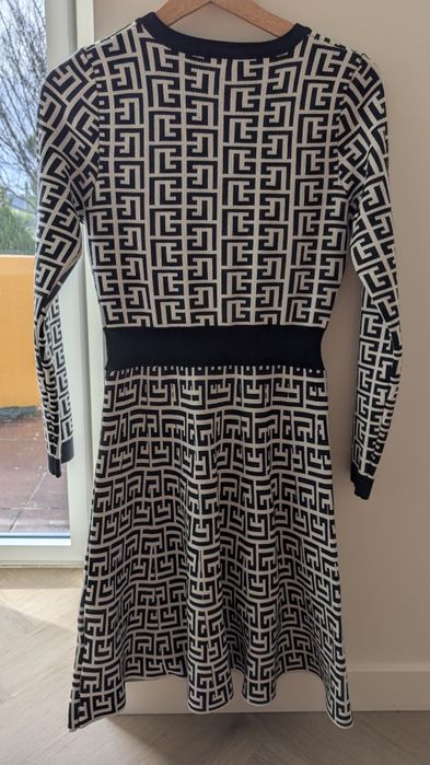 Vestido preto e branco c/botões dourados