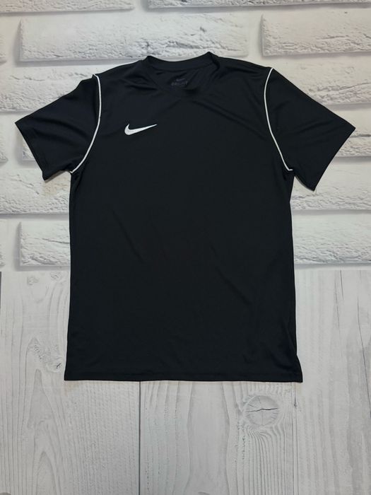 Футболка Nike чорна розмір L спортивна з білим кантом