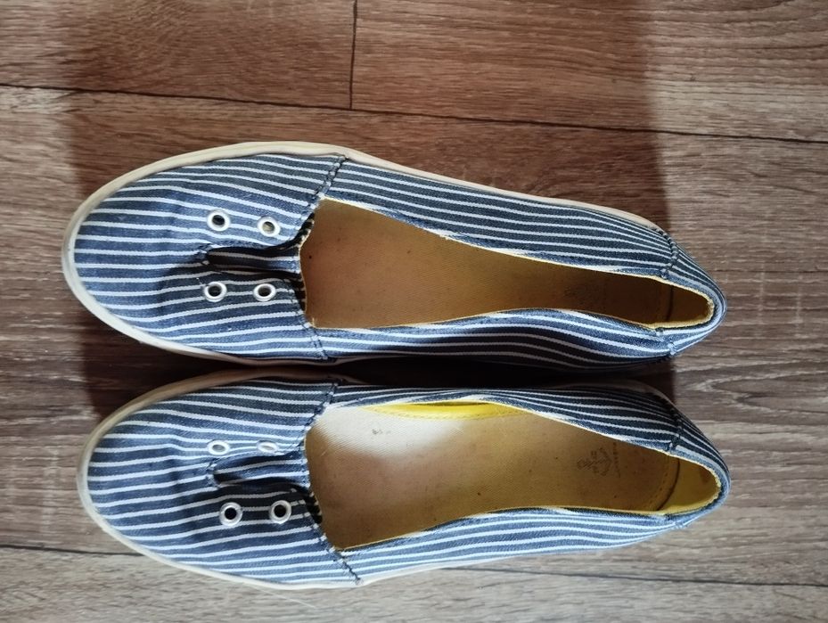 Продам,босоніжки .