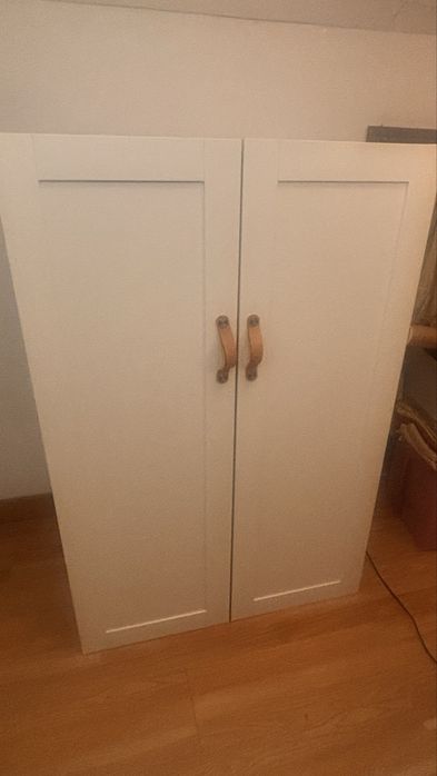 Roupeiro com varão para casacos