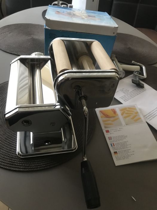 Локшинорізка, тісторозкатка  , равіольниця.