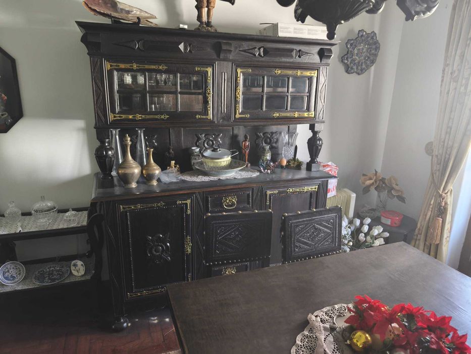Conjunto Completo de Sala de Jantar Estilo D. João V em Madeira Maciça
