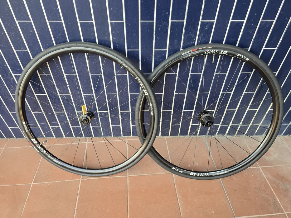 Par de rodas de disco dt swiss com pneus