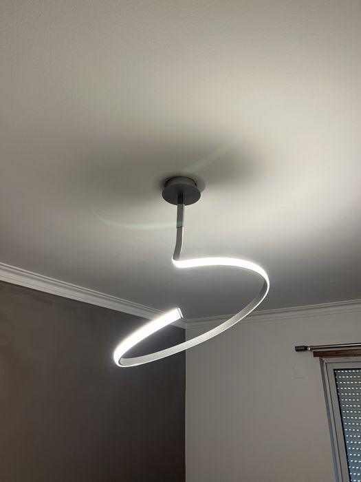 1 candeeiro de tecto e 1 candeeiro de mesa