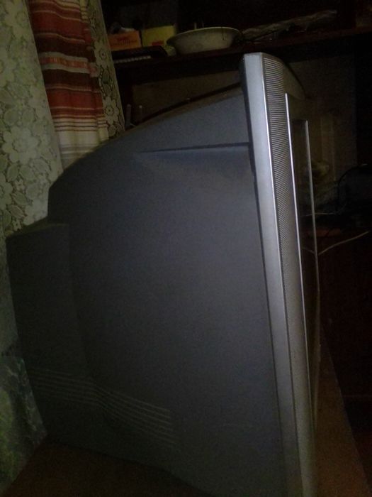 Меняю телевизор на ботинки.