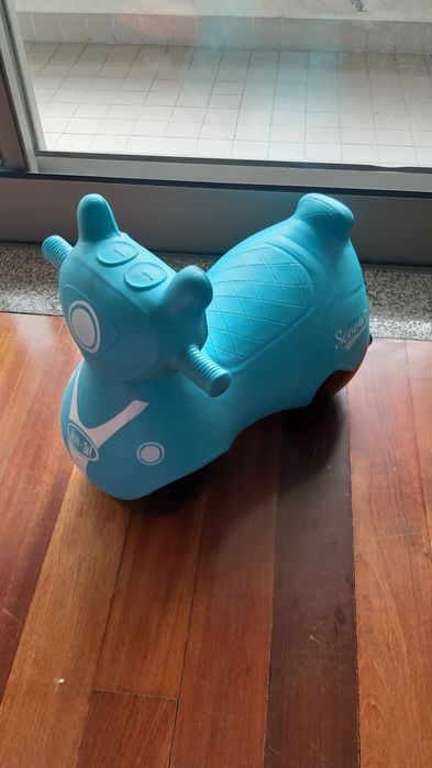 Bouncing inflatable scooter64586476317570120