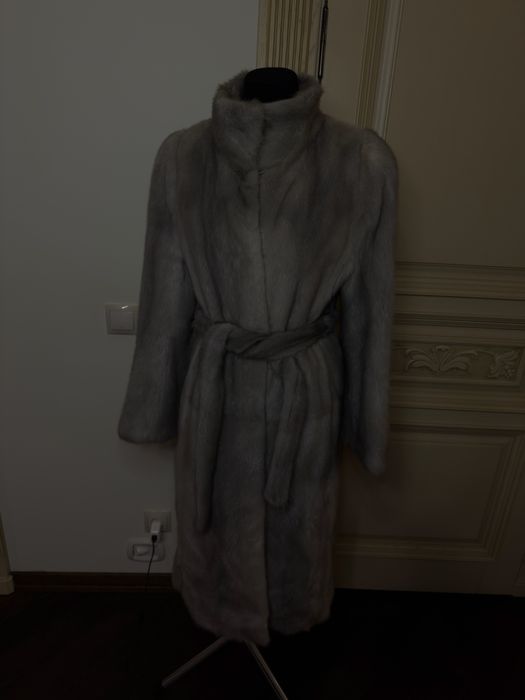 Норкове пальто , Італія , сіре нефарбавене хутро , цільні частини