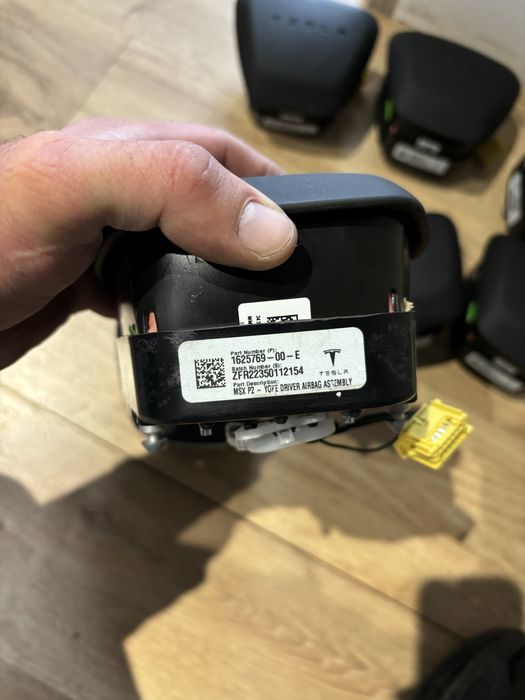 Подушка безперки в кермо Tesla X,S 2021+