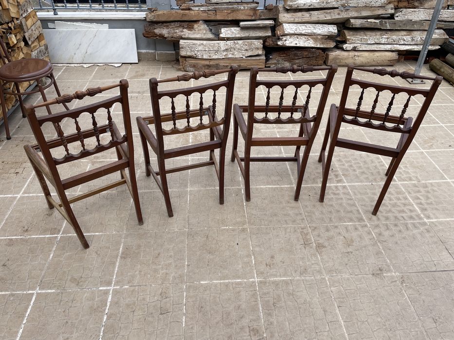Conjunto de 4 cadeiras antigas em madeira – para restauro
