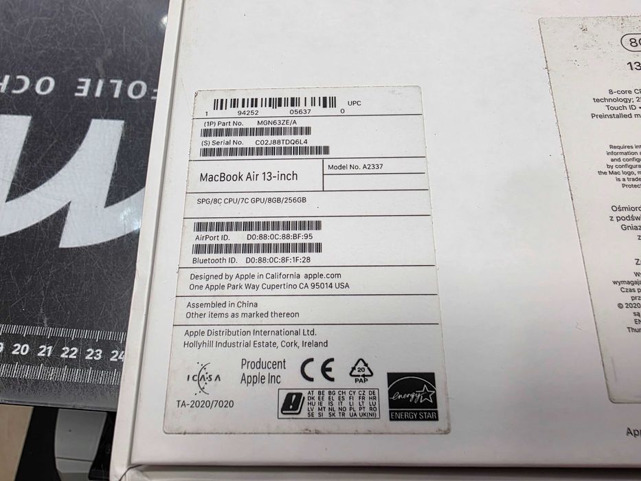Macbook Air 13 2020/ Apple M1/ 8GB DDR4/ 256GB/ 409 cykli ładowania/ Grade B/ Space Gray/ technicznie OK/ GW 6 MSC