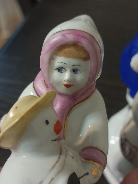 Порцелянова статуетка з Ссср.Дівчинка ліпить сніговика.