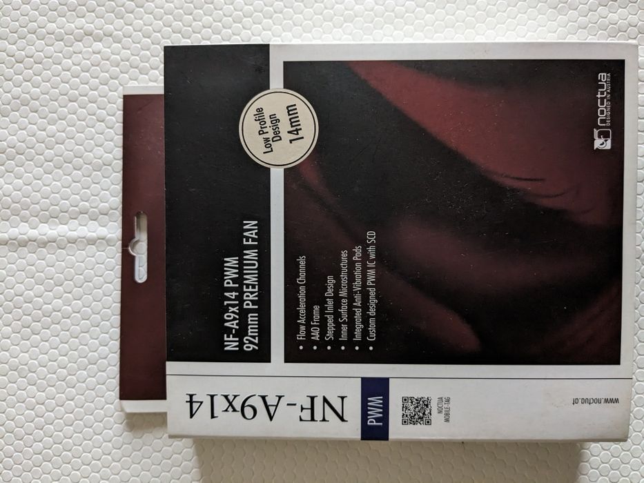 Caixa de computador com vários componentes