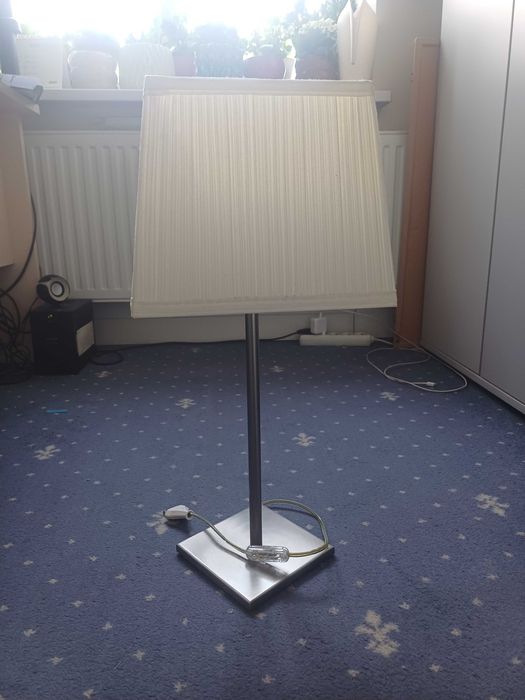 Lampka z białym abażurem