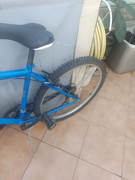 Bicicleta a pedais em estado médio