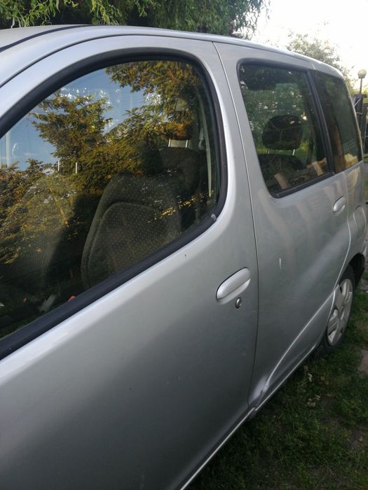Sprzedam drzwi przód i tył do Toyoty yaris