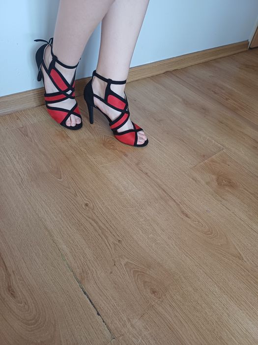 Zamszowe sandały na obcasie