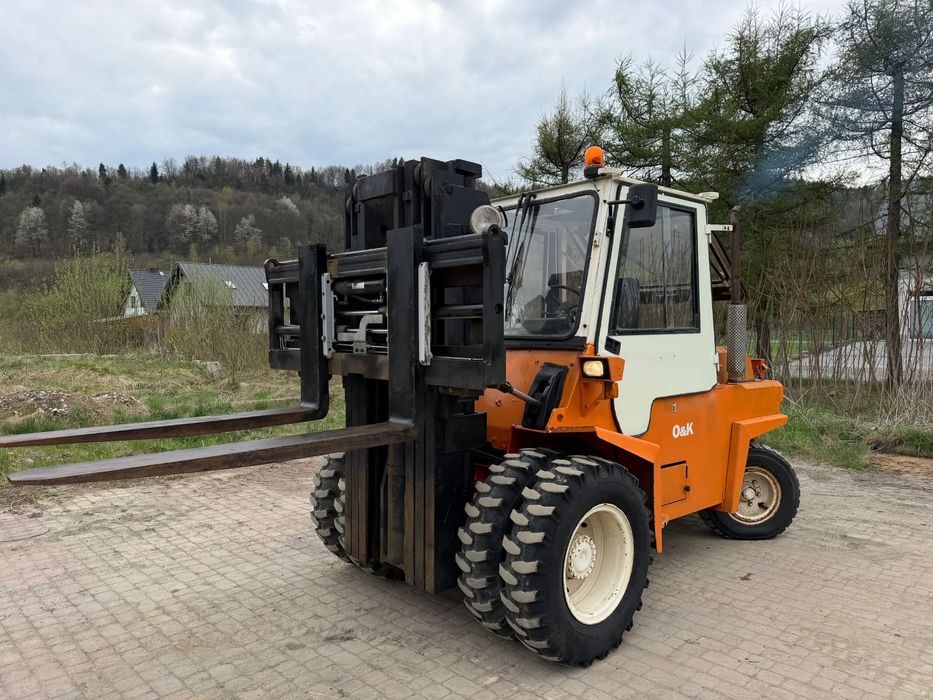 O&K V80 Wózek Widłowy Niemiecki Producent O&amp;K. Silnik DEUTZ 90 km. Udźwig 8 ton. Gabarytowo mała maszyna z Wielkim udźwigiem. Podwójne Koła. Regulacja wideł i Karetki Hydrauliczna. Maszt TRIPLEX. niski przebieg 5790h. Maszyna Pochodzi z Norwes