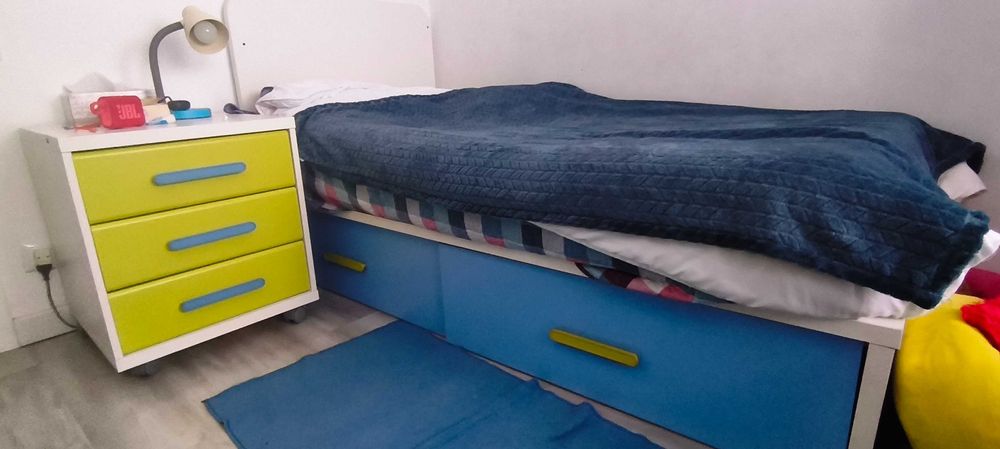 Quarto rapaz  em bom estado