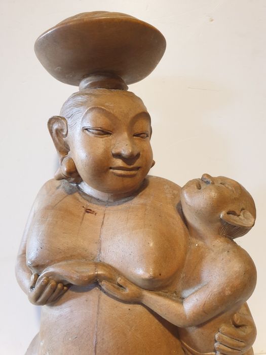 Antiga e rara escultura de Mãe Buda em madeira esculpida