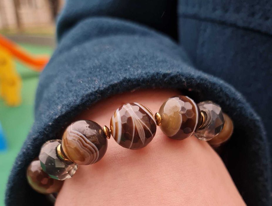 Pulseira, ágata facetada natural e hematita dourada.