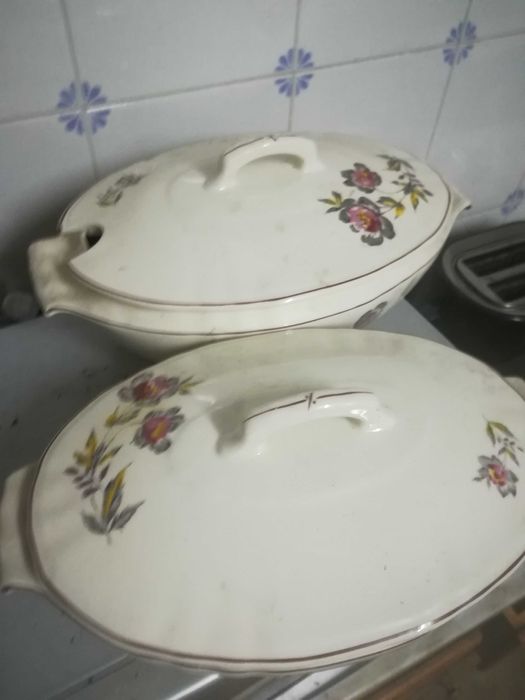 Louças entre outras coisas colecionáveis antiguidades