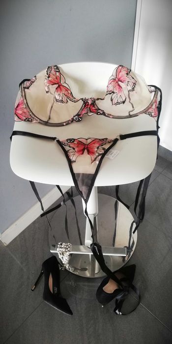 komplet bielizny stanik i stringi transparentne wiązany