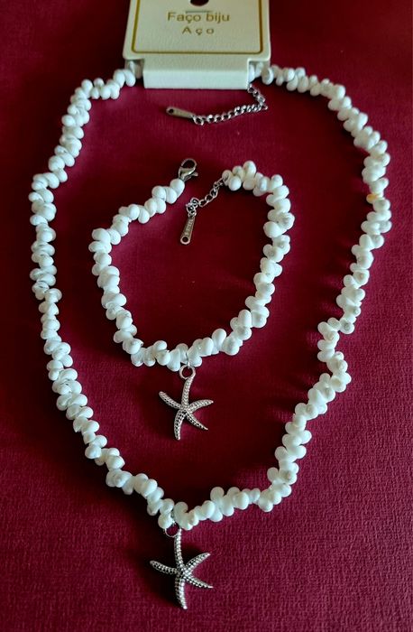 Conjunto branco (colar e pulseira), em aço, com estrela do mar prateada.