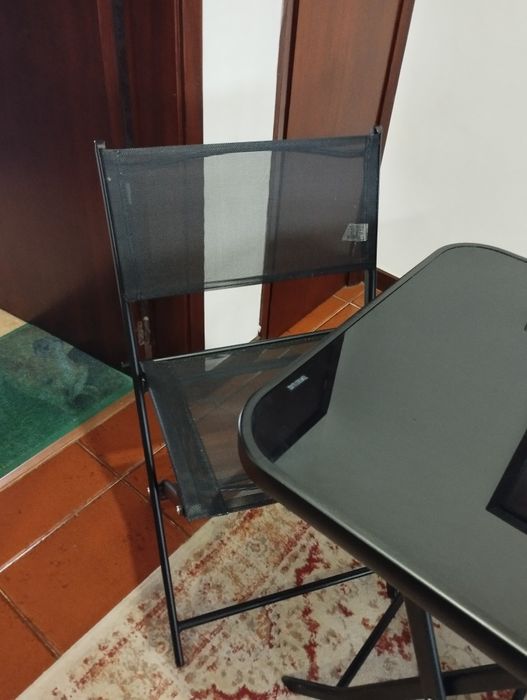 Mesa com 2 cadeiras nova