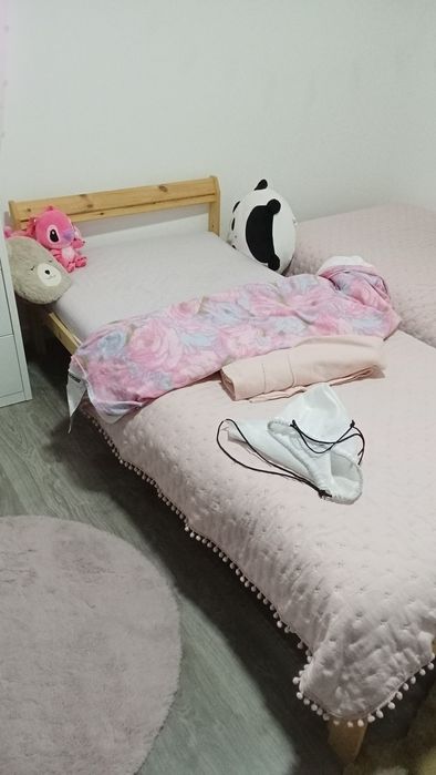 2 camas de solteiro em pinho com estrado e colchão