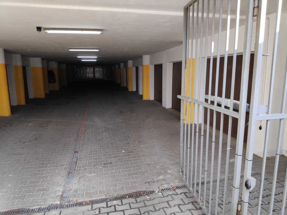 garaż ul.Obywatelska pod Biedronką