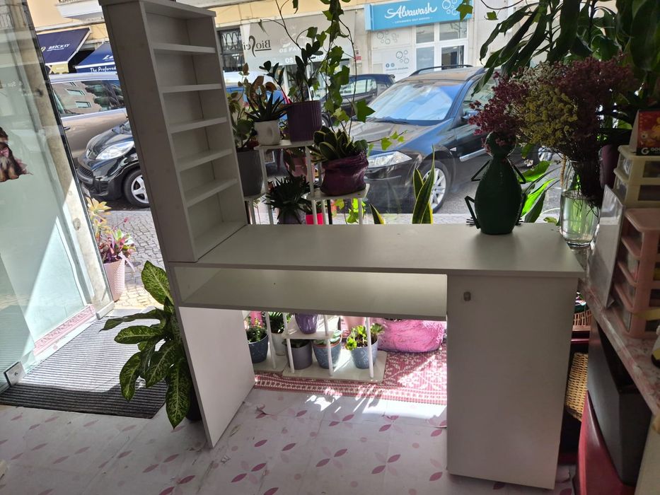 Mesa manicure como nova oferta cadeira