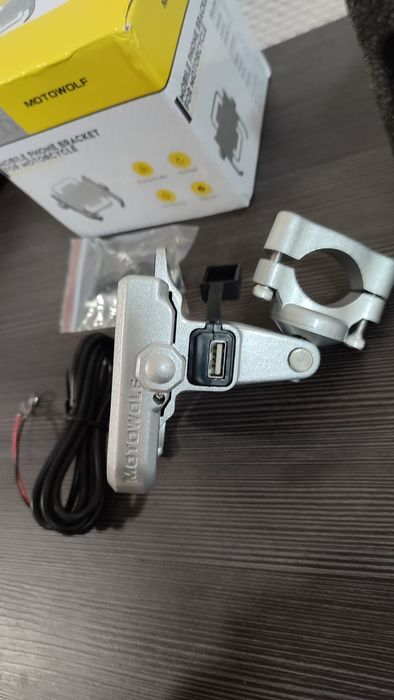 Держатель смартфона с USB зарядним алюминий чорний/сірий MOTOWOLF