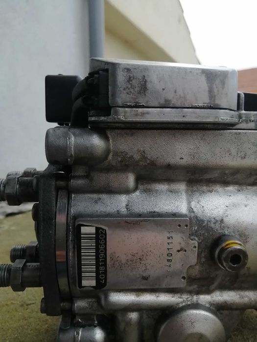 Vendo bomba injetora e 4 injetores em muito bom estado e conservado