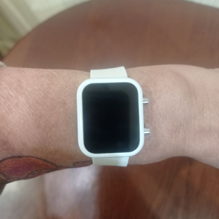 Часы новые с белым ремешком.