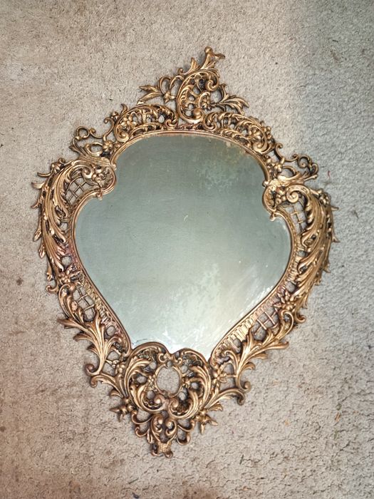 Esplêndido espelho de parede em bronze maciço polido, adornado ao esti