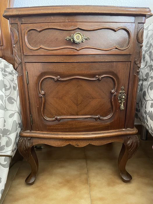 Mesa de Cabeceira em madeira com 2 gavetas