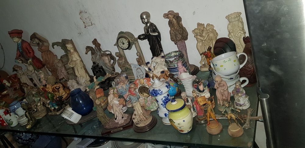 Várias louças de vários tamanhos