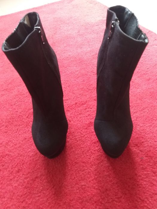 Botim em camurça cor preto,marca top fashion,compensados à frente.