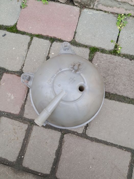 Розширювальний бак на Volkswagen Passat В8