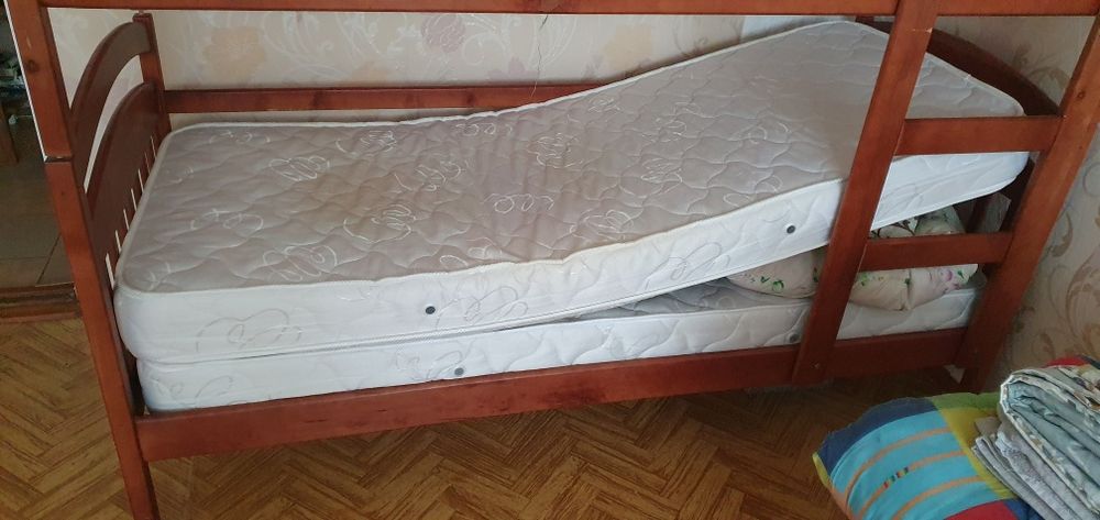 Двохярусне ліжко
