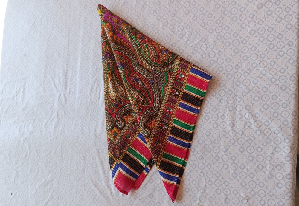 Lenço quadrado antigo em lã com fios dê ouro